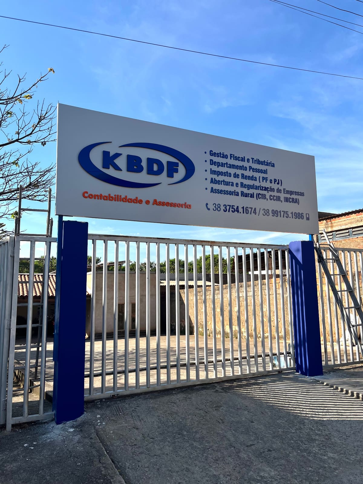 Placa da KBDF na entrada do escritório, na Rua Riobaldo e Diadorim